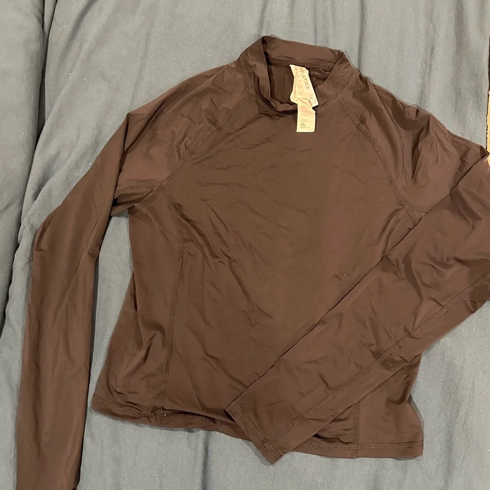 Fabletics Rash Guard/Compression shirt - Picture 1 of 3